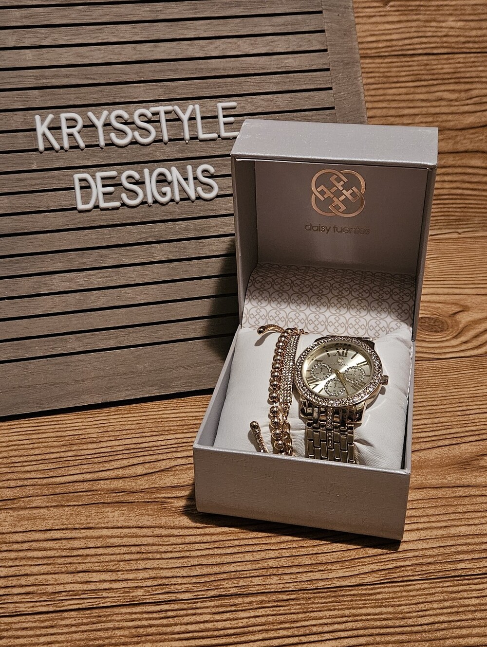 Daisy Fuentes watch with bracelets Gold